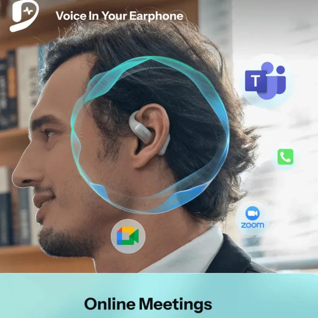 Auricular open-ear en la oreja con micrófono integrado, color gris, diseño envolvente para videollamadas; iconos de Teams, Zoom, Meet y llamadas alrededor