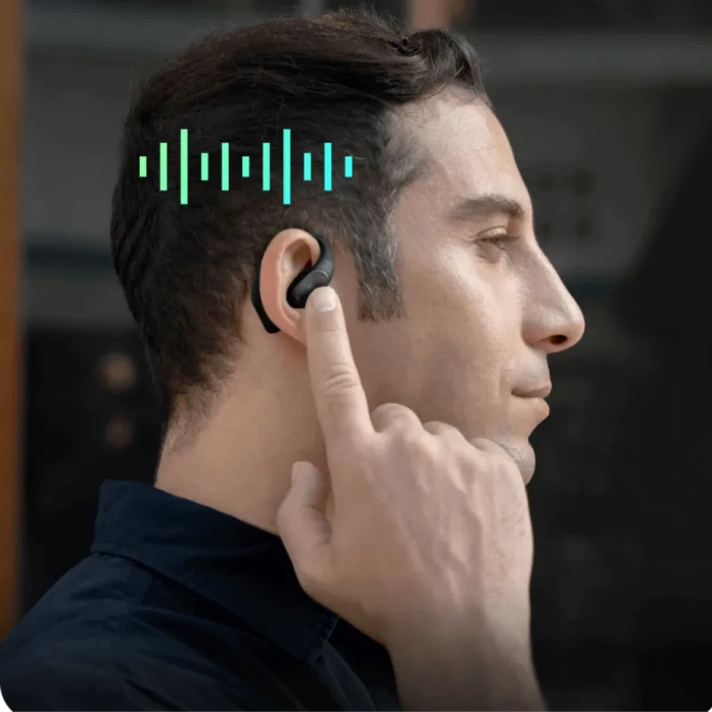 Auricular open-ear TicNote Pods 4G en oreja, diseño negro con micrófono integrado, control táctil y ondas que representan transcripción IA y conectividad