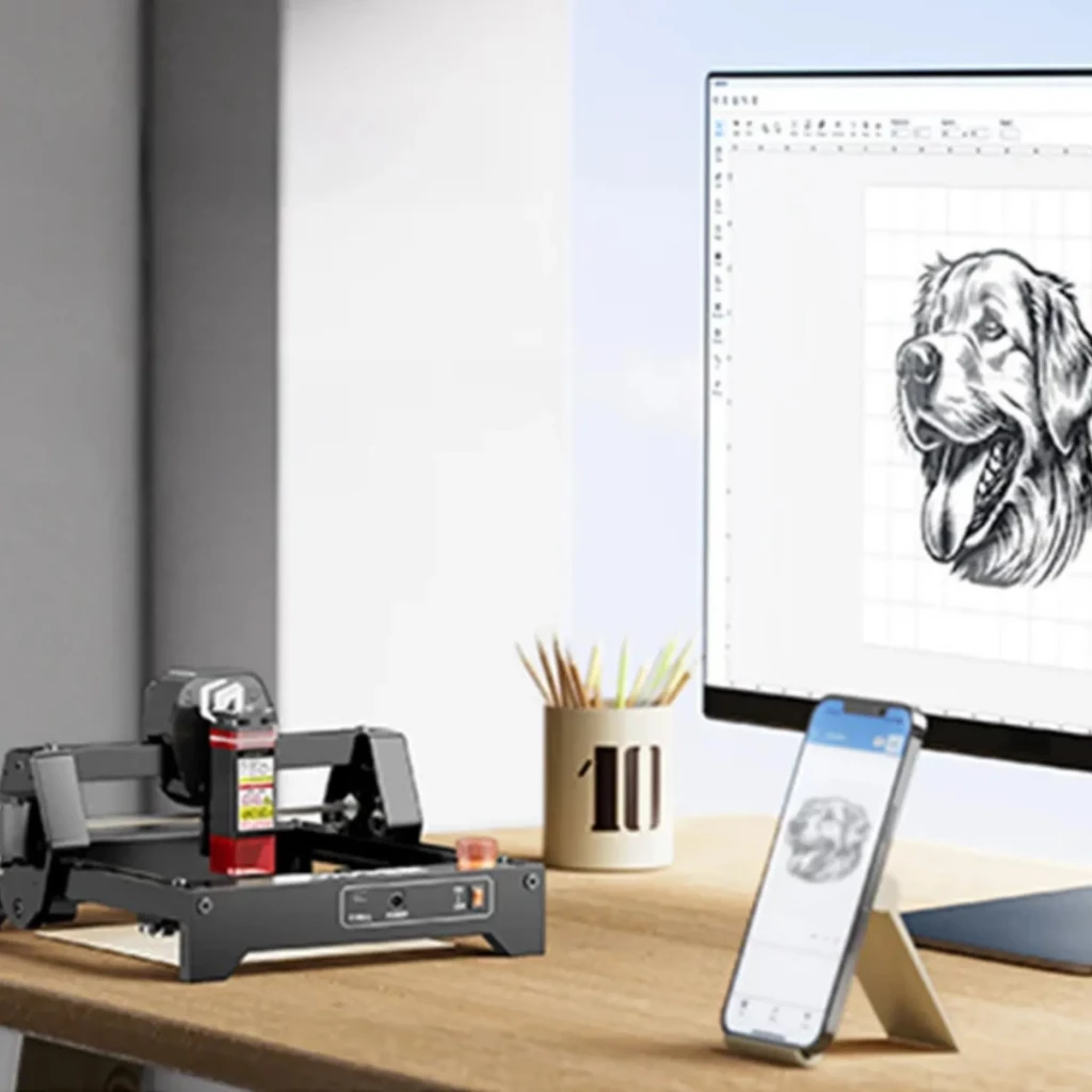 LONGER RAY 5 Mini 2.5W grabadora láser compacta con punto comprimido 0.04 mm, chasis metálico, control Wi‑Fi y panel táctil en escritorio moderno