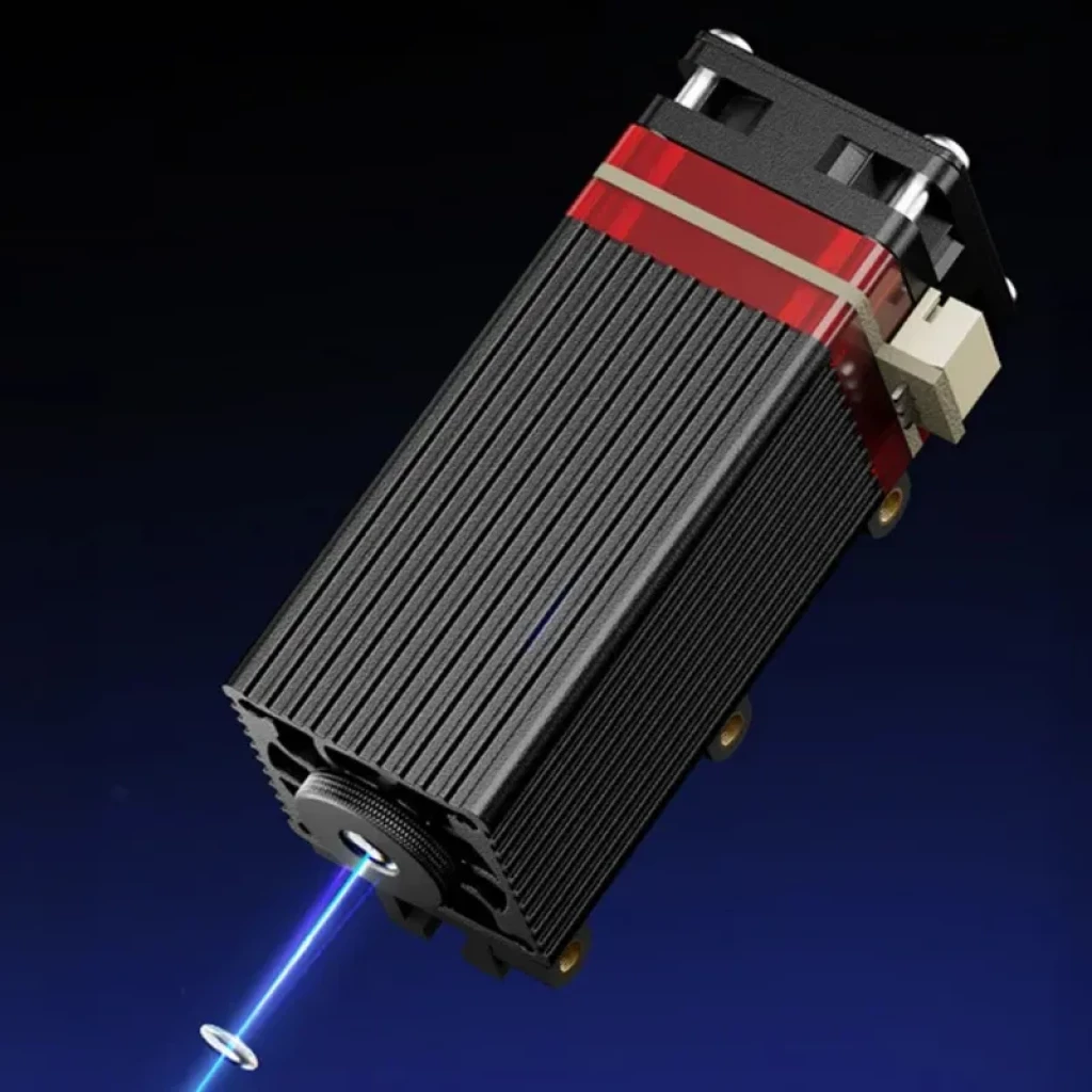 Módulo láser 3.5W con punto comprimido 0.04 mm, cuerpo de aluminio estriado negro con detalles rojos, haz azul de alta precisión y carcasa cerrada