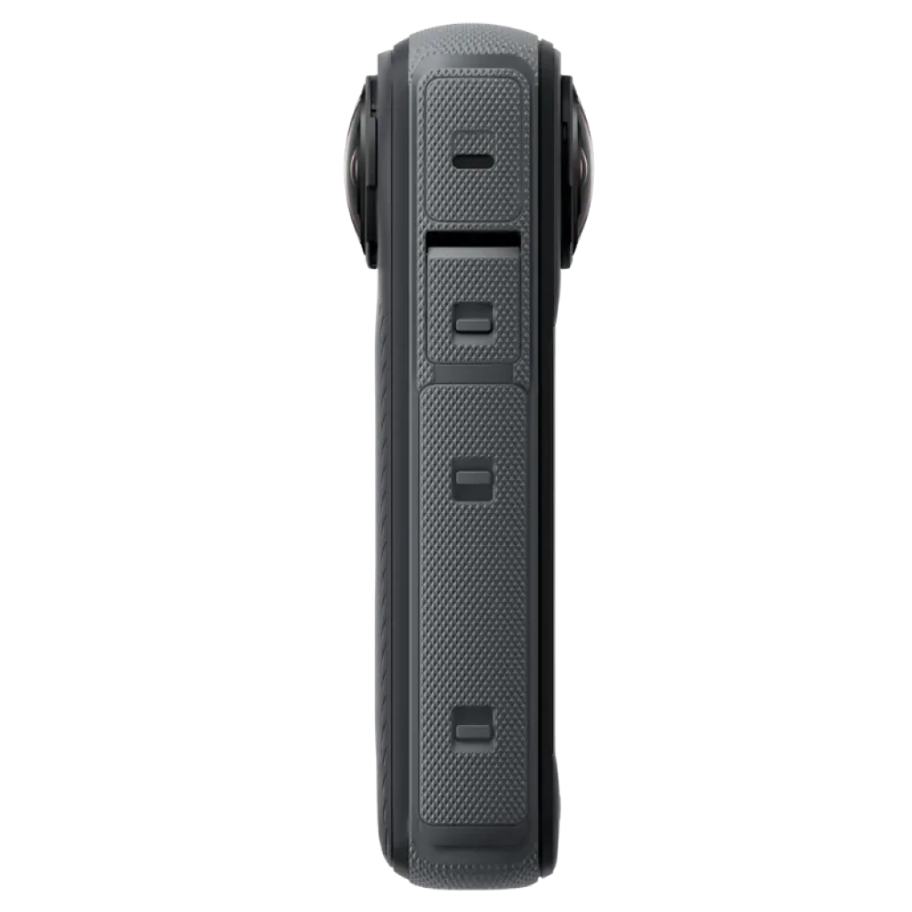 Côté texturé de l'Insta360 X4 avec des boutons rectangulaires et un objectif à 360° en saillie ; conception robuste pour des vidéos en 8K et des photos de 72 MP