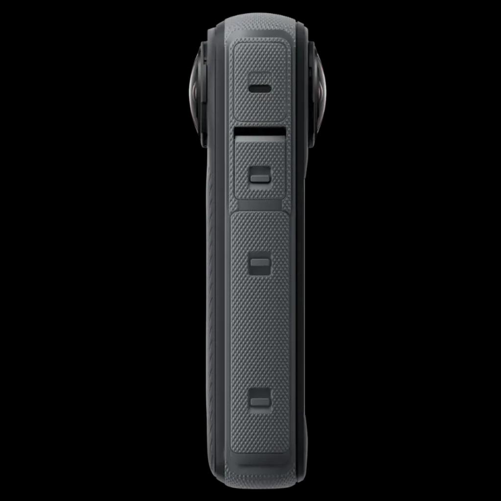 Côté texturé de l'Insta360 X4 avec des boutons rectangulaires et un objectif à 360° en saillie ; conception robuste pour des vidéos en 8K et des photos de 72 MP
