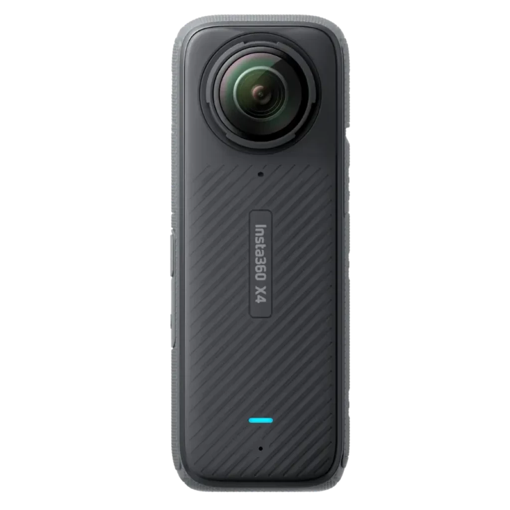 L'Insta360 X4 permet de filmer en 8K à 360° avec une résolution de 72 MP ; elle présente un boîtier vertical noir texturé, un objectif fisheye proéminent à l'avant, un écran latéral et une LED bleue en bas