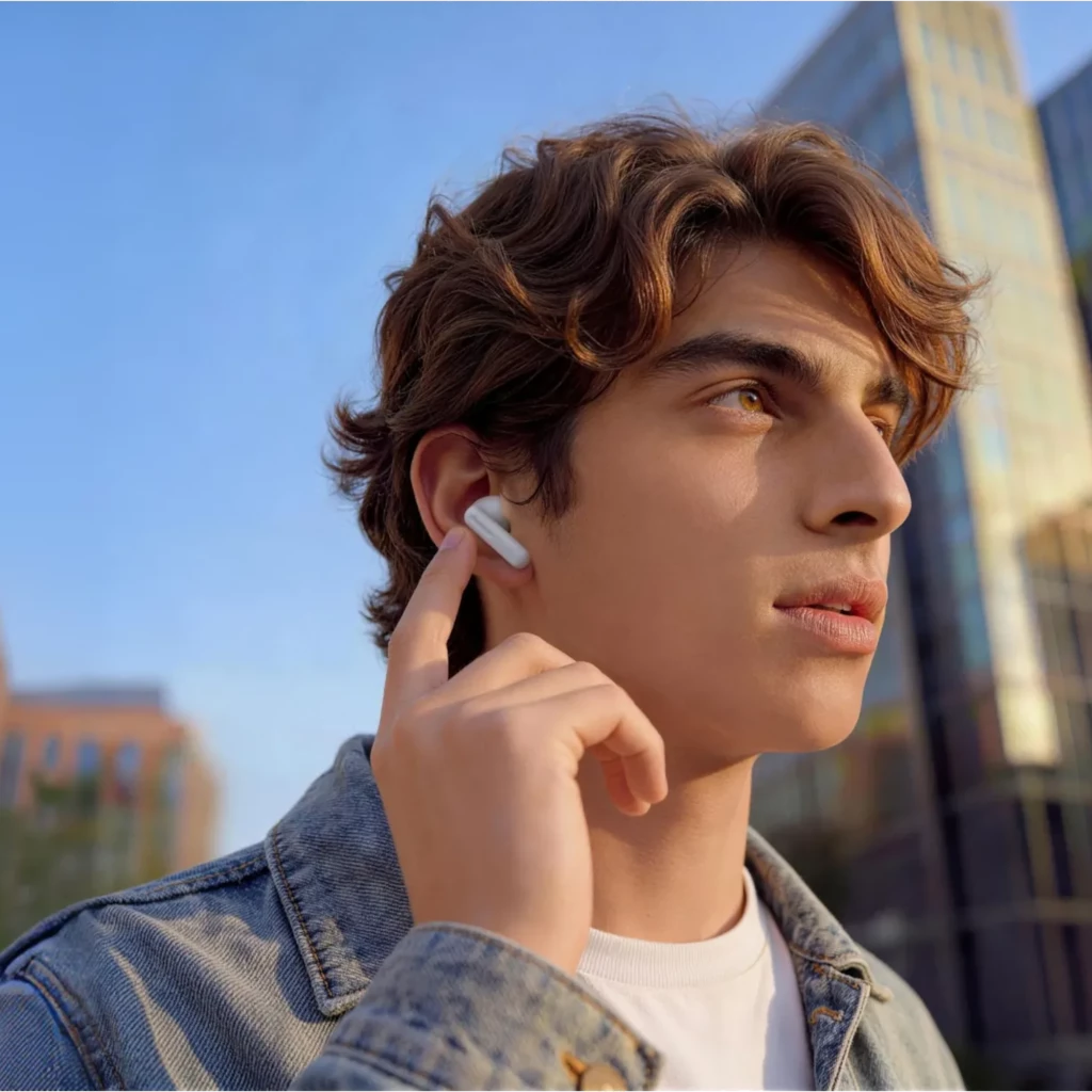 Oneplus Nord Buds 4 Pro Negro auriculares inalámbricos con vástago corto en tono oscuro, ajuste intraaural ergonómico y controles táctiles mientras se usan