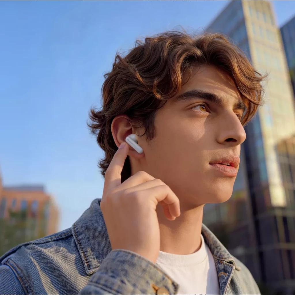 Oneplus Nord Buds 4 Pro Negro auriculares inalámbricos con vástago corto en tono oscuro, ajuste intraaural ergonómico y controles táctiles mientras se usan