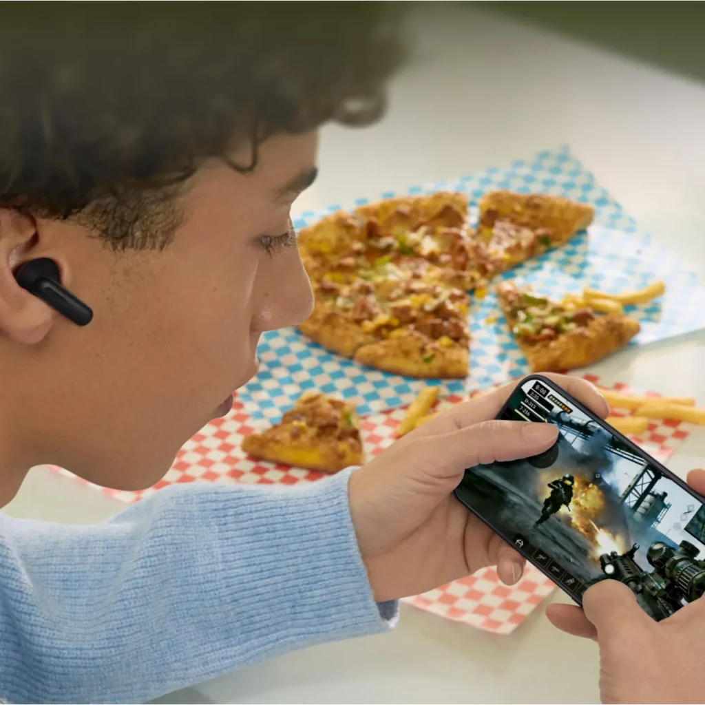 Oneplus Nord Buds 4 Pro Negro auricular inalámbrico en oído, diseño compacto mate con vástago corto, color negro, uso durante juego móvil