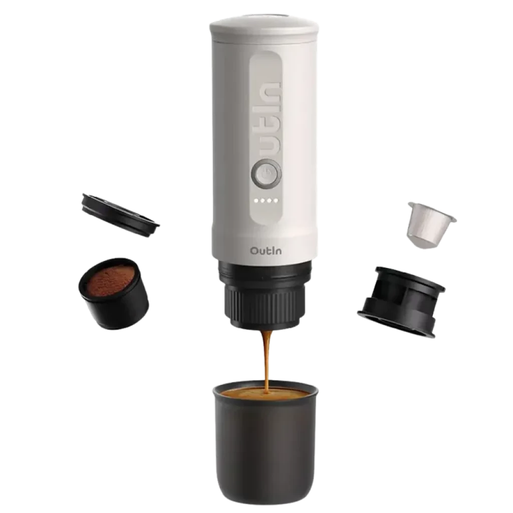 Cafetière portable blanche compacte avec corps cylindrique Outin, boutons LED, bec verseur noir, gobelet assorti et capsules compatibles visibles en flottaison