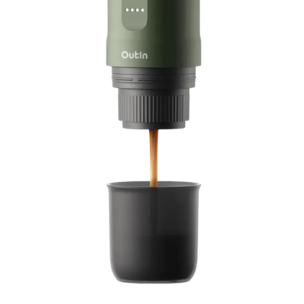 Cafetière électrique portable Outin Nano vert foncé, extraction espresso vers gobelet noir, corps cylindrique, bague de réglage striée et voyants LED
