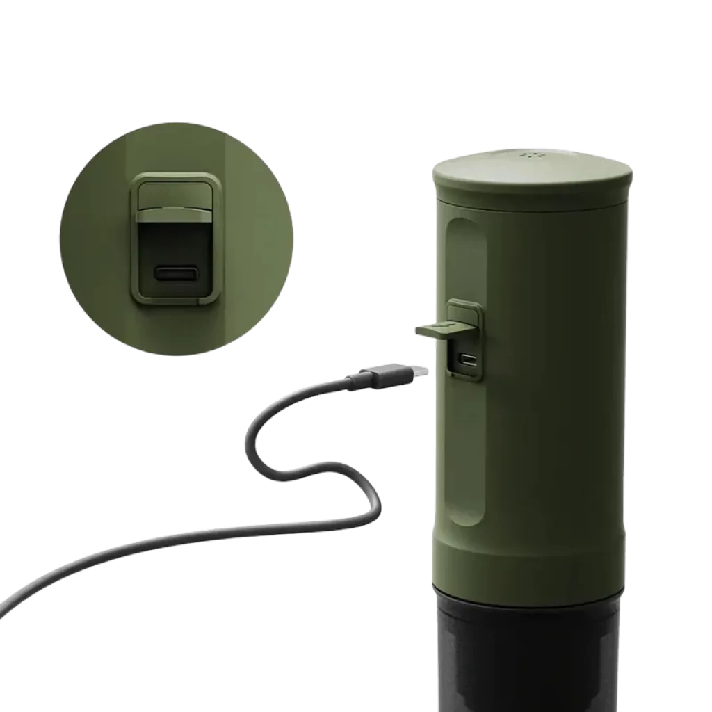 Cafetière électrique portable Outin Nano vert olive, cylindre compact avec bec rabattable, port USB-C latéral et câble de charge connecté