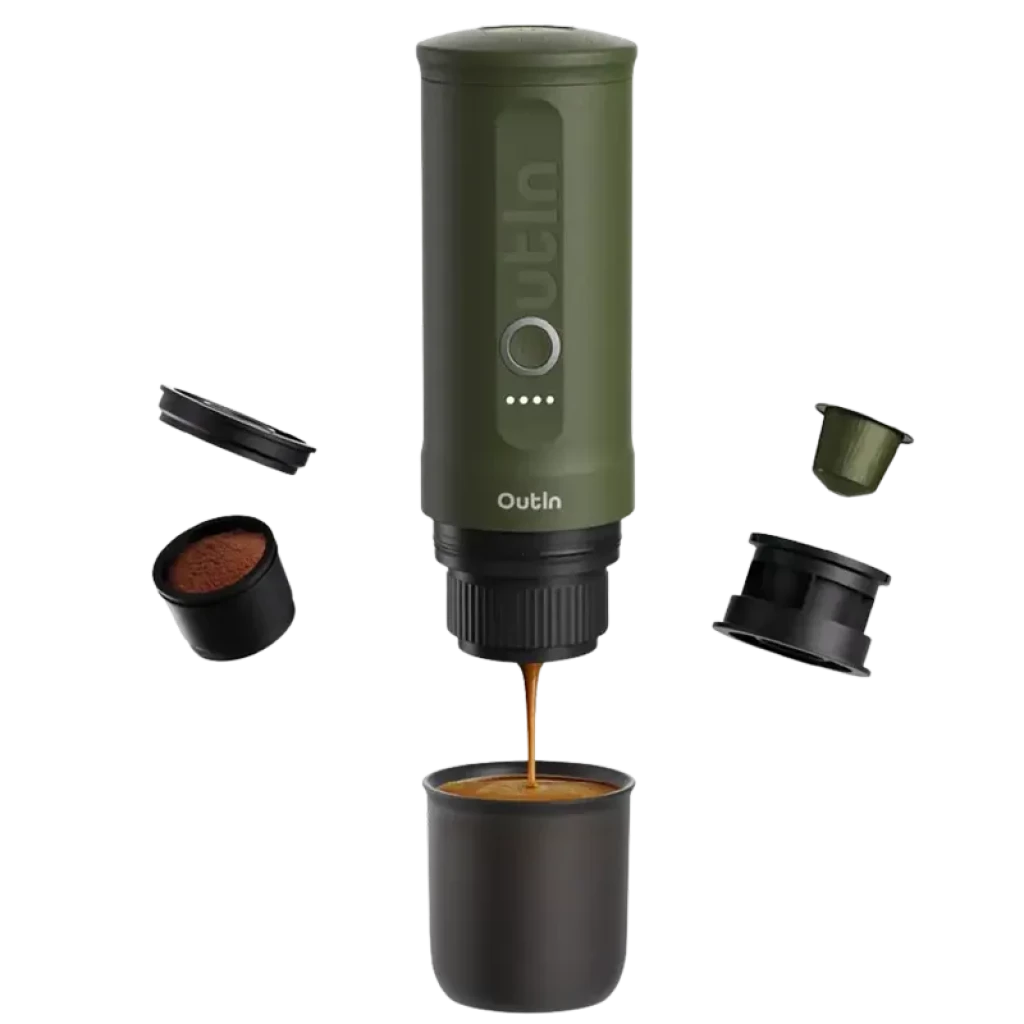 Cafetière électrique portable Outin Nano verte, corps cylindrique avec bouton à LED, verse un espresso dans une tasse, capsules et filtres visibles autour