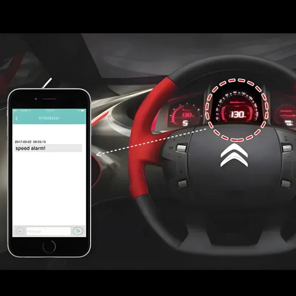 Interfaz de alerta de velocidad en smartphone junto a volante de coche con detalles rojos, indicador a 130 km/h y enfoque en control y monitoreo en tiempo real