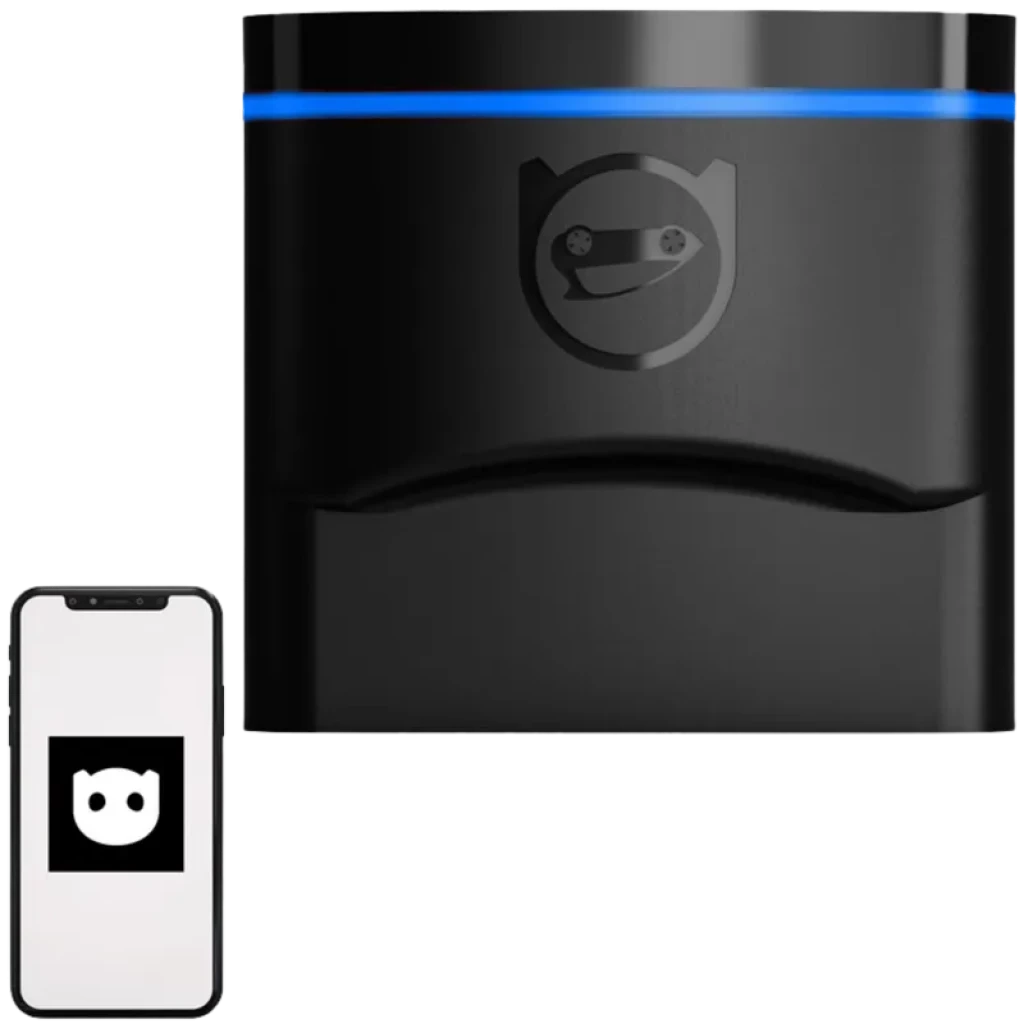 Módulo OBD2 negro compacto OBDeleven 2 Pro Pack con luz LED azul y logo, conexión Bluetooth BLE, junto a smartphone mostrando el icono de la app