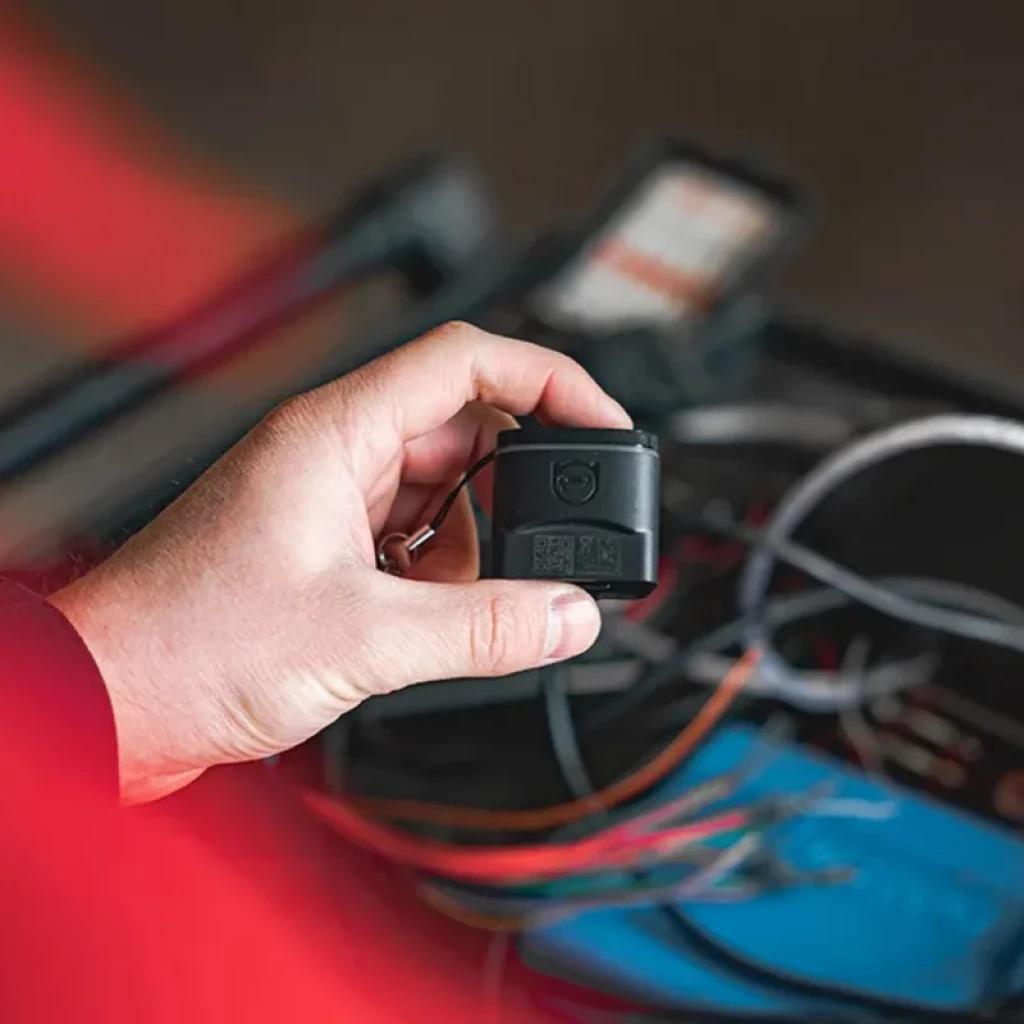 Módulo compacto OBDeleven 2 Pro Pack VAG con Bluetooth BLE, diseño negro con correa, ideal para diagnóstico y codificación en vehículos del grupo VAG