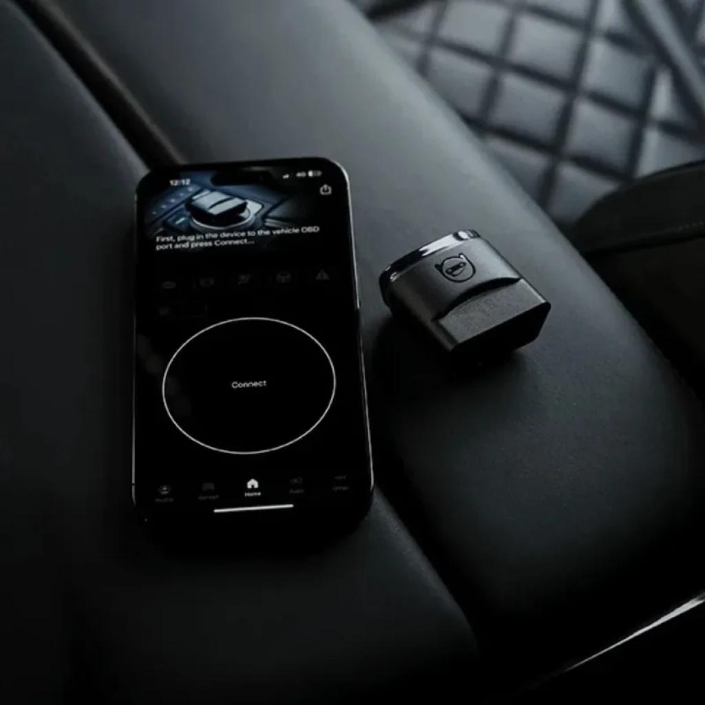 Escáner de diagnóstico OBDeleven 2 Pro Pack Codificación VAG Bluetooth BLE con dongle compacto OBD y app móvil en pantalla oscura, diseño moderno y