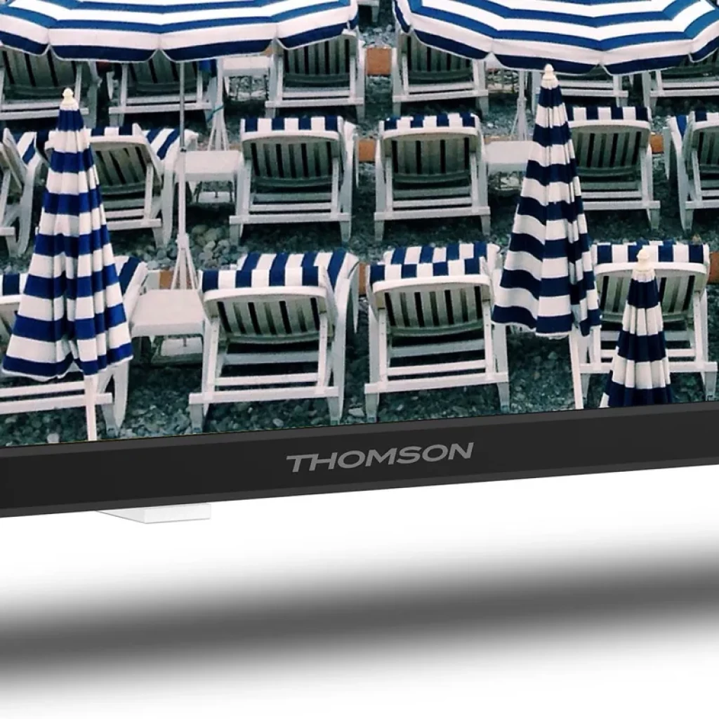 THOMSON 24HD2S13 televisor LED 24 pulgadas HD Ready con marco negro y base central, pantalla mostrando colores nítidos y alto contraste