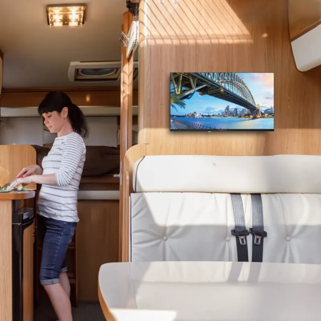 Televisor THOMSON 24 pulgadas montado en caravana, pantalla plana con Google TV, imagen nítida y adaptador 12V ideal para camper y viaje