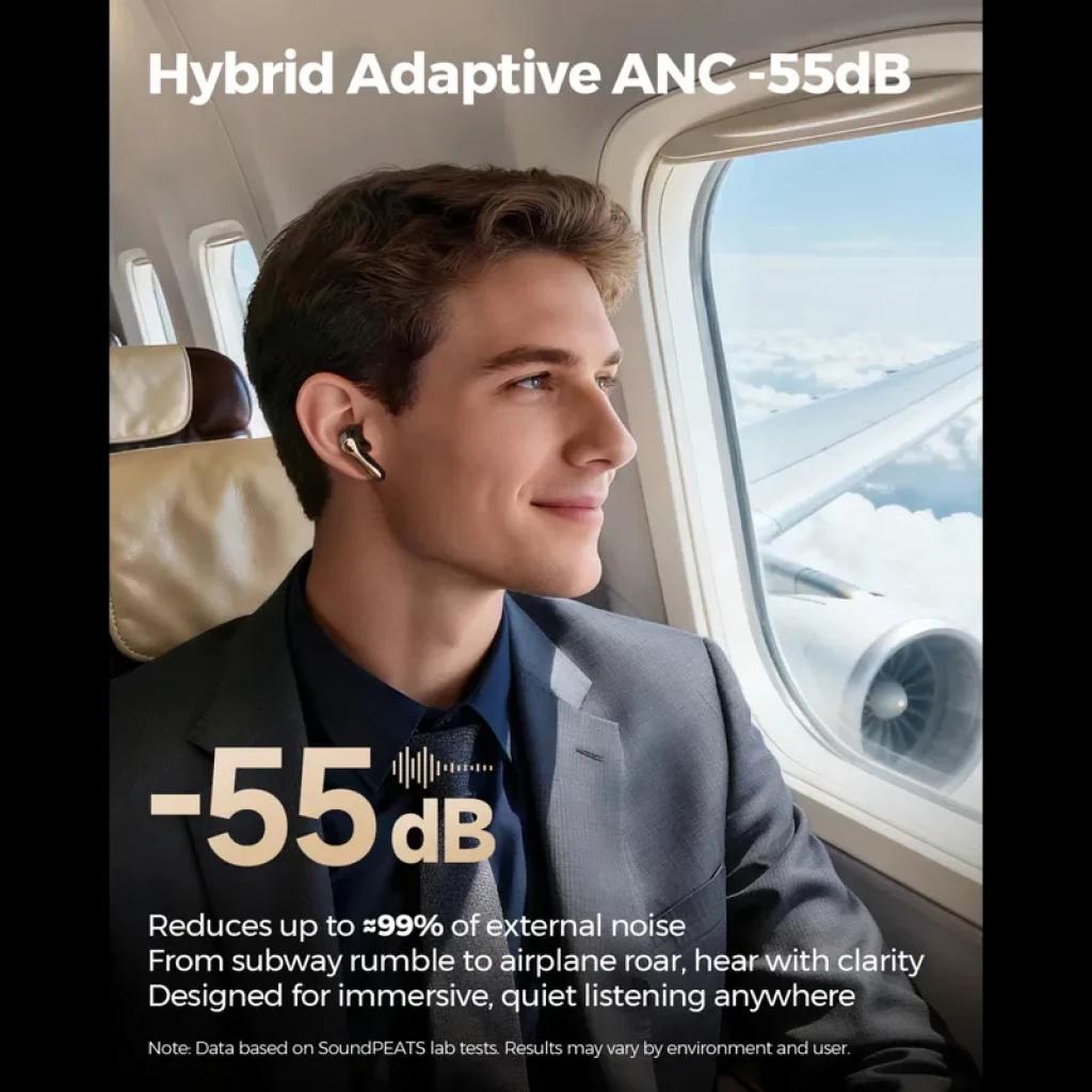 SoundPEATS Air5 Pro+ em ouvido, design elegante, ANC híbrido adaptativo até 55 dB, ideal para voo, foco no isolamento acústico e conforto