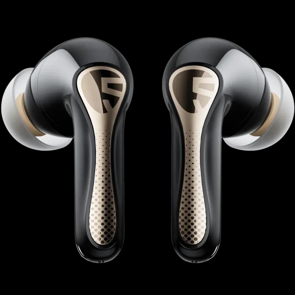 SoundPEATS Air5 Pro+ pretos com hastes curvas em dourado, logotipo S em destaque e pontas de silicone brancas; design TWS elegante e ergonômico