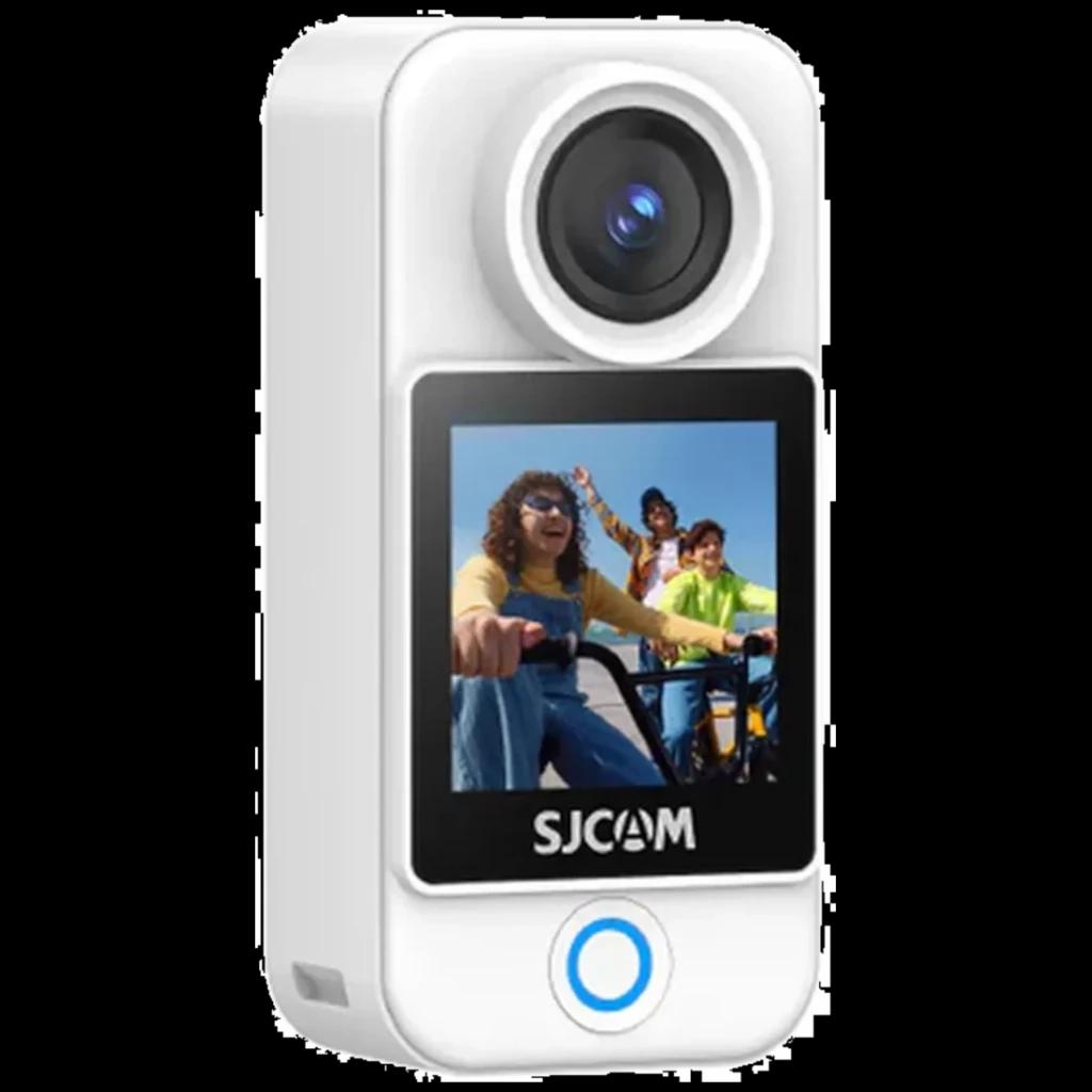 Caméra d’action blanche compacte avec grand objectif frontal et écran couleur orientable affichant des sujets; bouton circulaire bleu et logo SJCAM en bas
