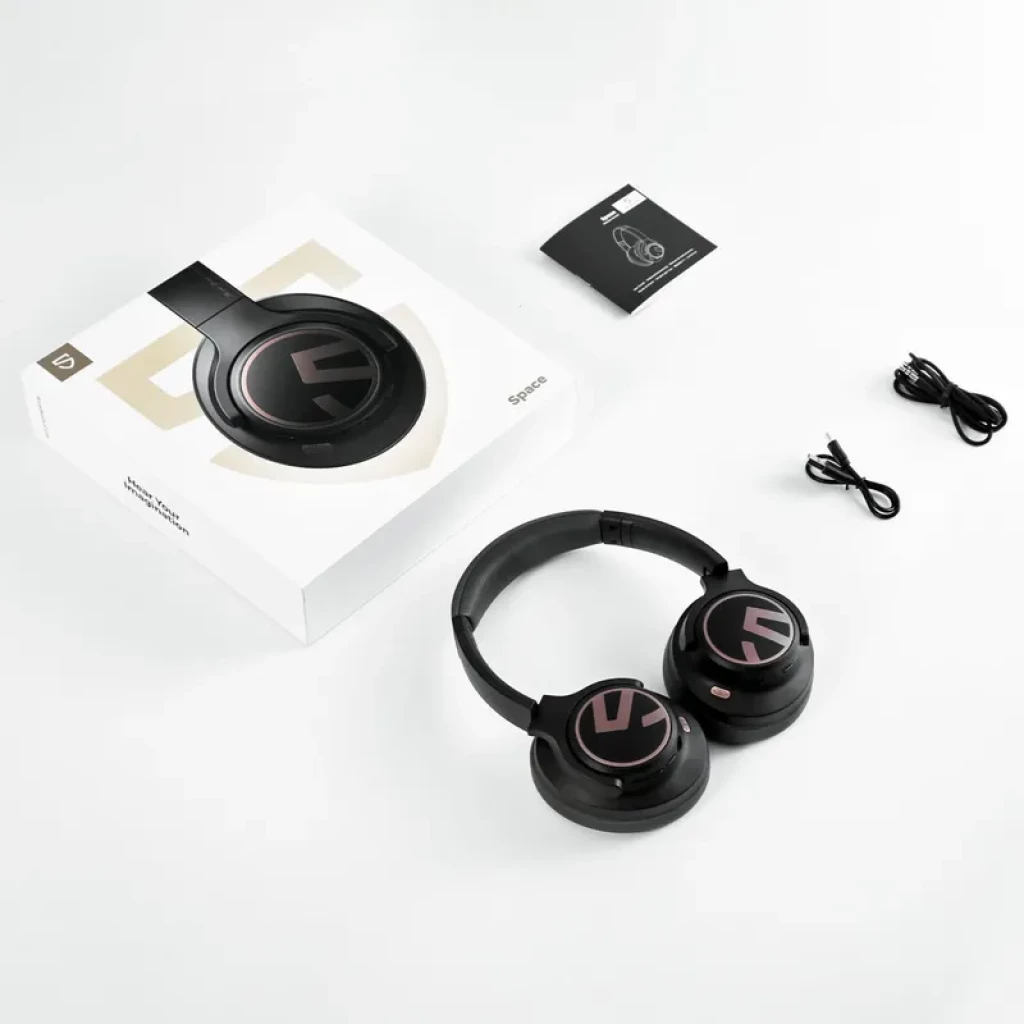SoundPEATS Space: auscultadores over-ear pretos com arnês acolchoado, logótipo metálico nas conchas, botões laterais; inclui caixa, manual, cabo USB e