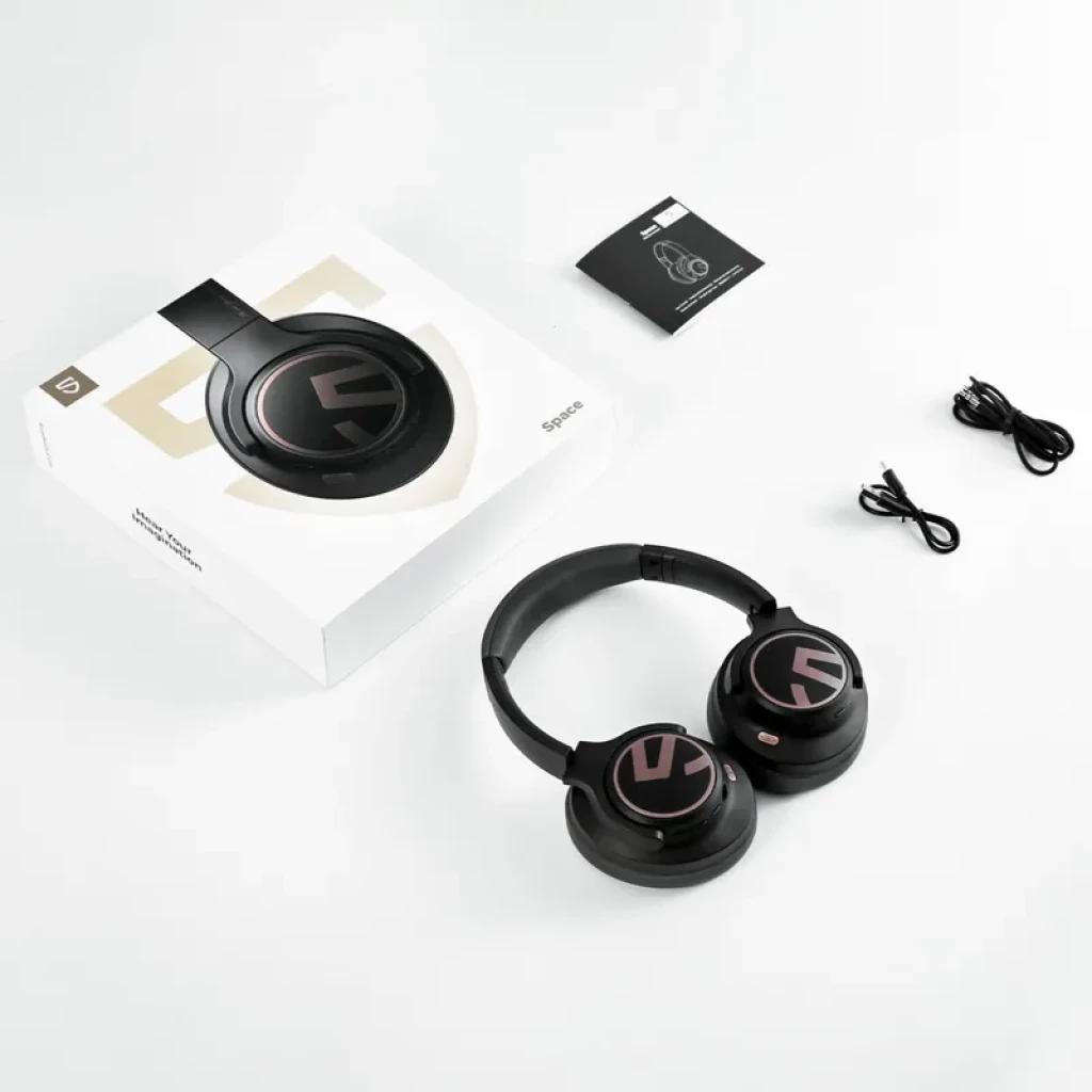 SoundPEATS Space: auscultadores over-ear pretos com arnês acolchoado, logótipo metálico nas conchas, botões laterais; inclui caixa, manual, cabo USB e