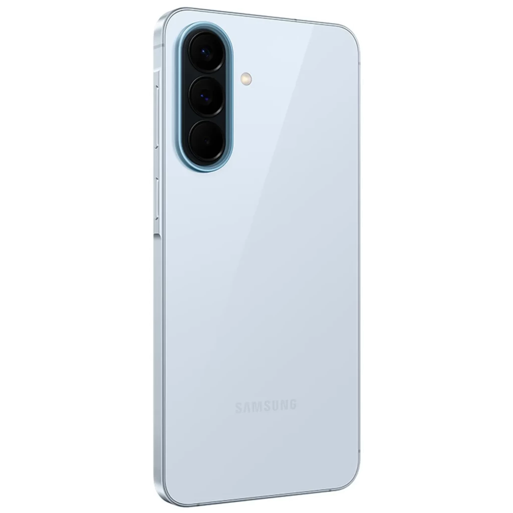 Samsung Galaxy A57 5G azul con acabado brillante, triple cámara vertical con aro azul, bordes curvos y trasera lisa que refleja la luz