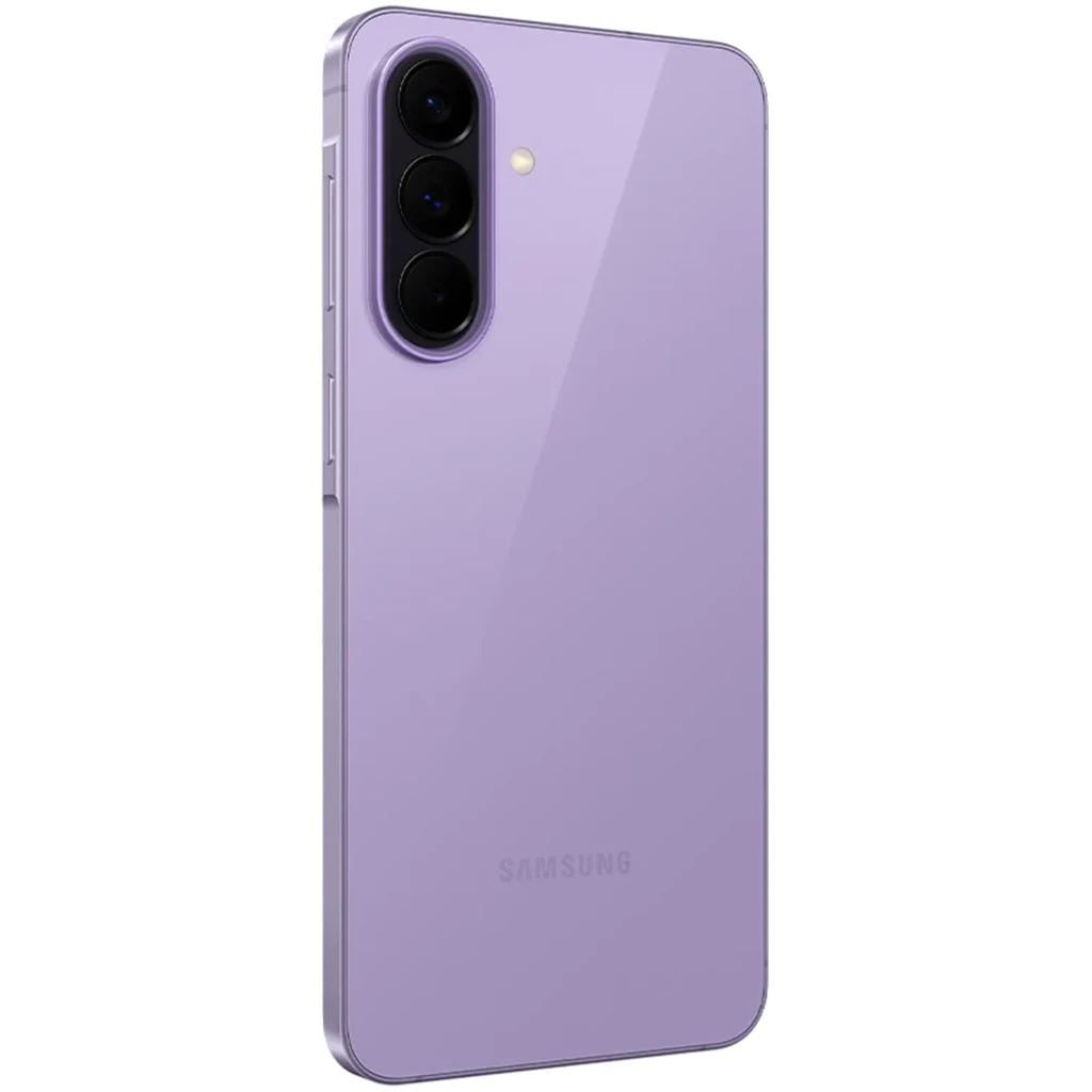 Samsung Galaxy A57 5G lila con acabado brillante, módulo de cámara triple vertical con lentes grandes y bordes redondeados; diseño delgado y moderno
