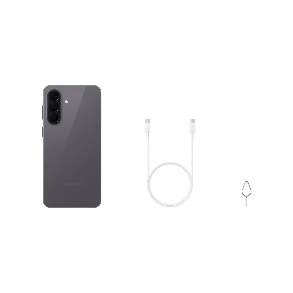 Vista trasera del Samsung Galaxy A57 5G en gris con módulo triple de cámara vertical, junto a cable USB blanco y herramienta para bandeja SIM