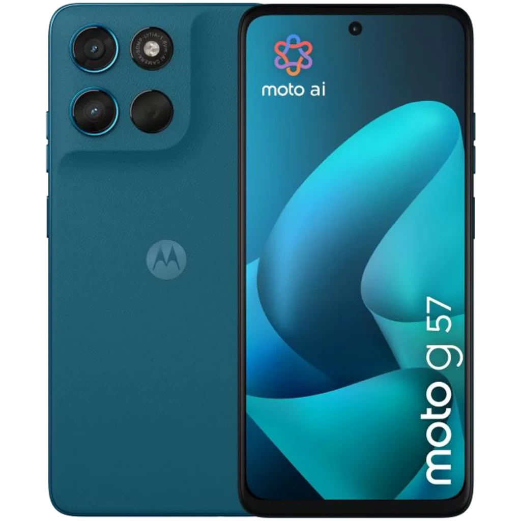 Smartphone verde con pantalla completa perforada, triple cámara trasera con módulo triangular y logo Motorola centrado; diseño mate y bordes redondeados