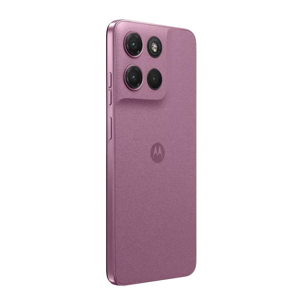 Smartphone Motorola Moto G17 color Bordeaux con triple cámara trasera y acabado texturizado; laterales con botones de volumen y encendido visibles