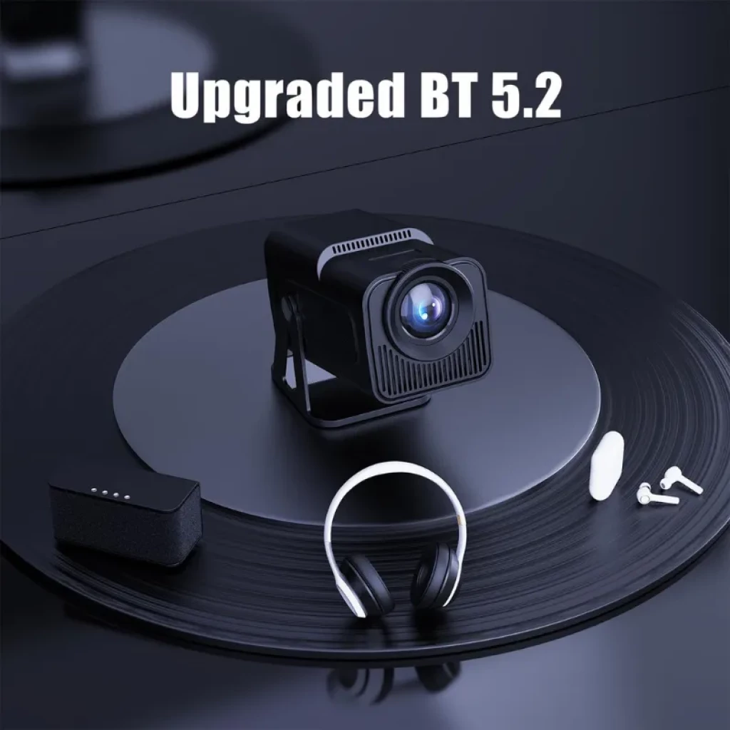 Magcubic HY320 NTV compacto en negro con lente frontal luminosa, soporte ajustable y conectividad Bluetooth 5.2