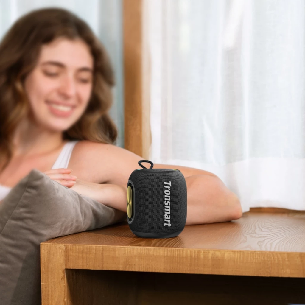 Altavoz Tronsmart T8 Mini negro, compacto cúbico con asa, radiadores pasivos laterales dorados, cuerpo texturizado IPX7 y logo Tronsmart en vertical