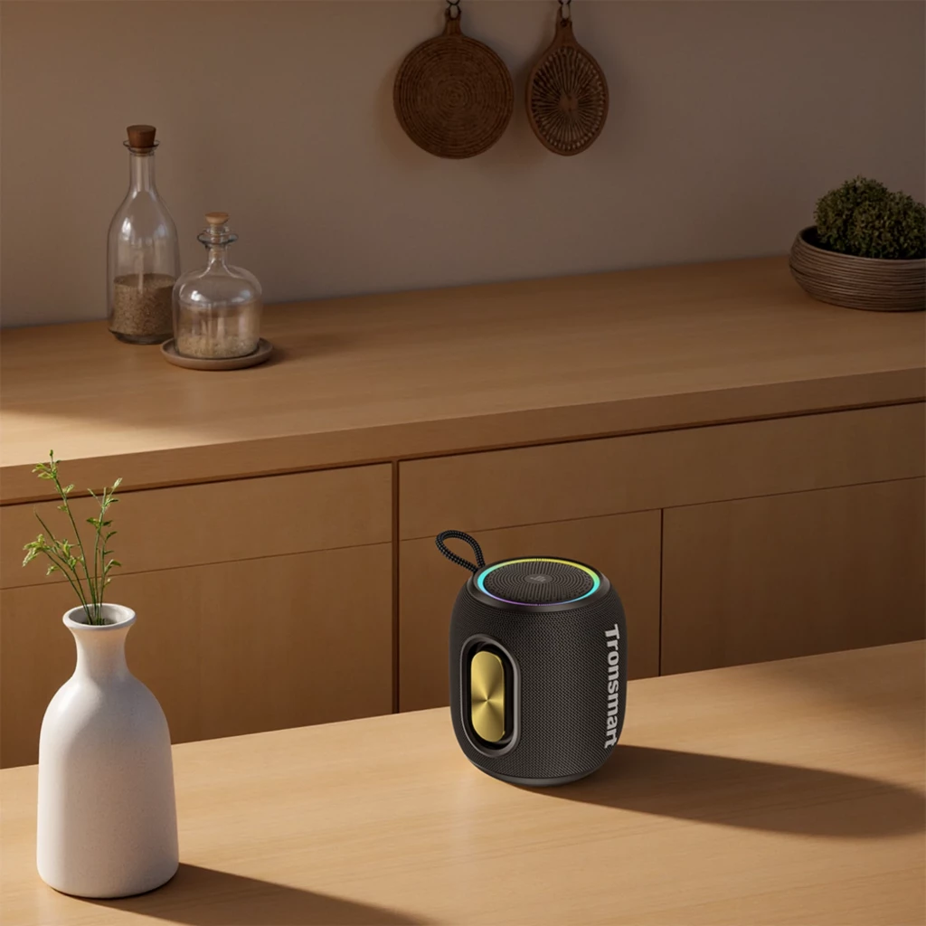 Tronsmart T8 Mini negro, altavoz portátil cilíndrico con asa, rejilla texturizada, radiadores pasivos dorados y aro LED superior, compacto y moderno