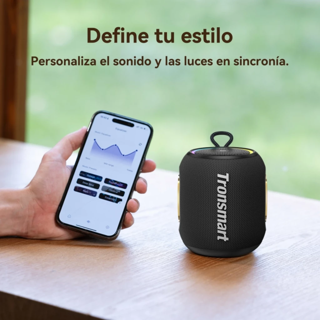 Altavoz Tronsmart T8 Mini negro cilíndrico con asas, rejilla textil y luces LED laterales; compacto, 16W, resistente al agua IPX7, ideal para uso portátil