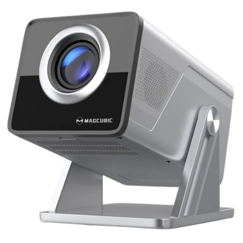 Magcubic X7 8K 1000 ANSI Proyector con lente grande azul, cuerpo gris metálico, rejillas laterales y soporte ajustable robusto para mesa o estante