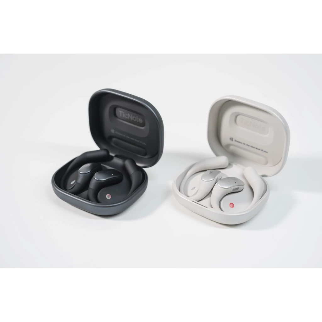 TicNote Pods 4G Blanco en estuche abierto, diseño open-ear curvo con gancho flexible, acabado mate claro, botones metálicos y LED rojo en cada auricular