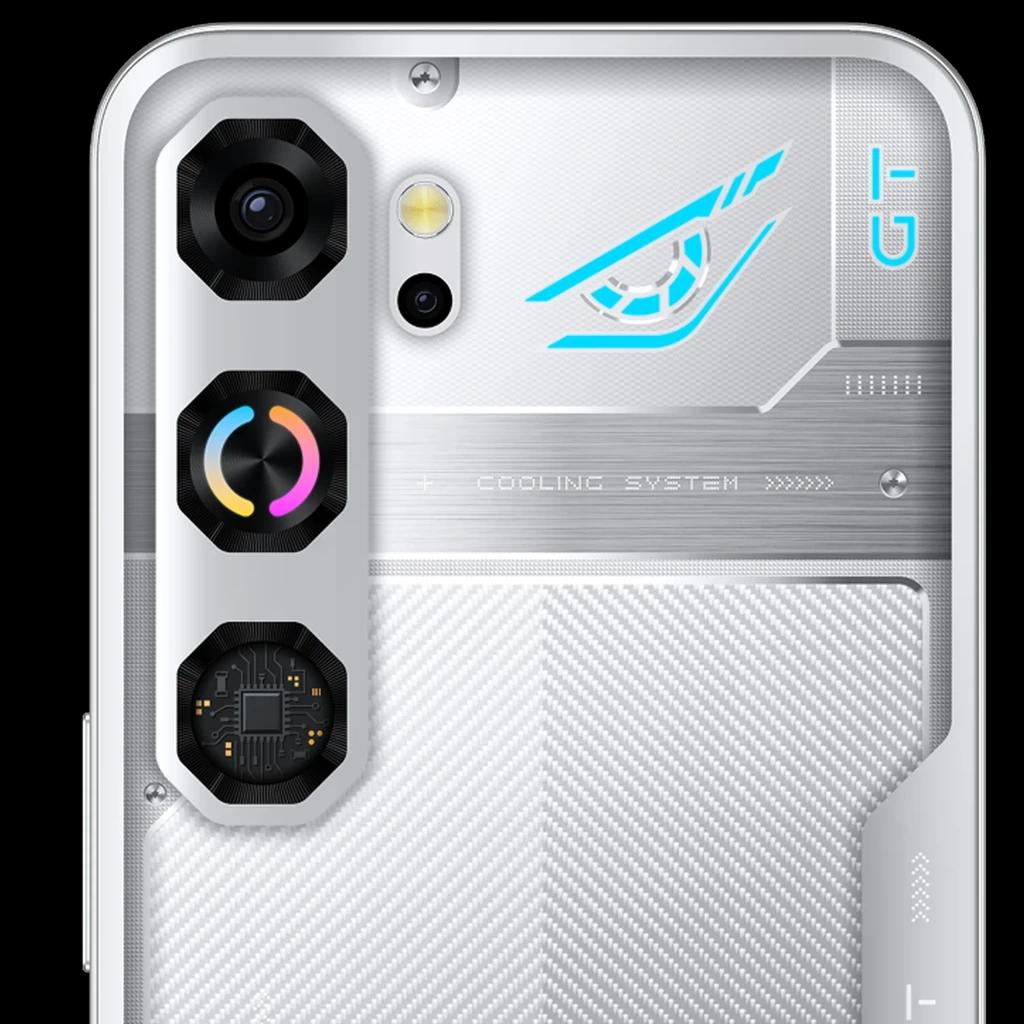 Parte trasera del Nubia Neo 5 GT plata con triple cámara hexagonal, LED flash, detalle GT azul, textura metálica y acentos RGB futuristas