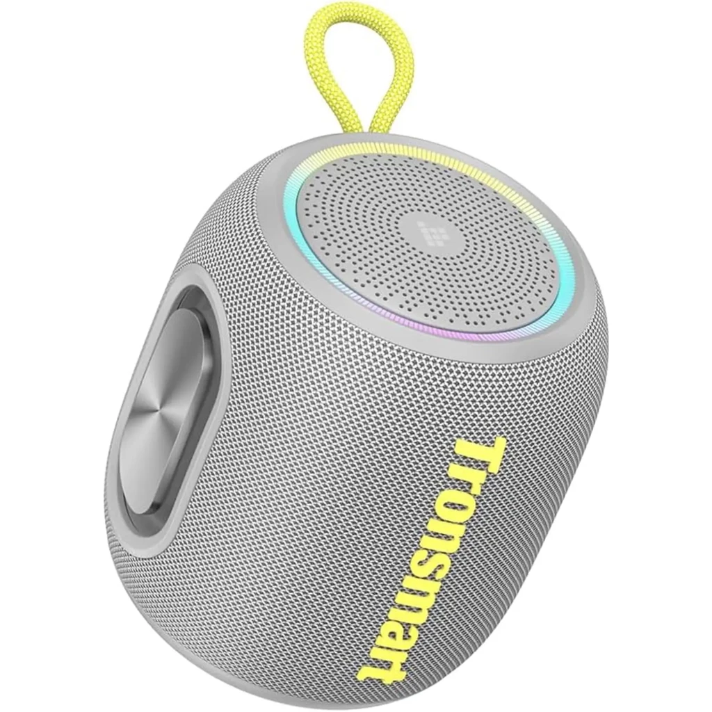 Tronsmart T8 Mini 16W IPX7 en gris, cuerpo cilíndrico con malla metálica, anillo LED multicolor, radiadores laterales y cuerda amarilla para colgar