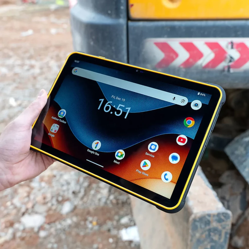 Tableta Ulefone RugKing Pad 2 Pro negra con marco amarillo, pantalla amplia con biseles gruesos, diseño robusto para uso exterior y botones laterales visibles