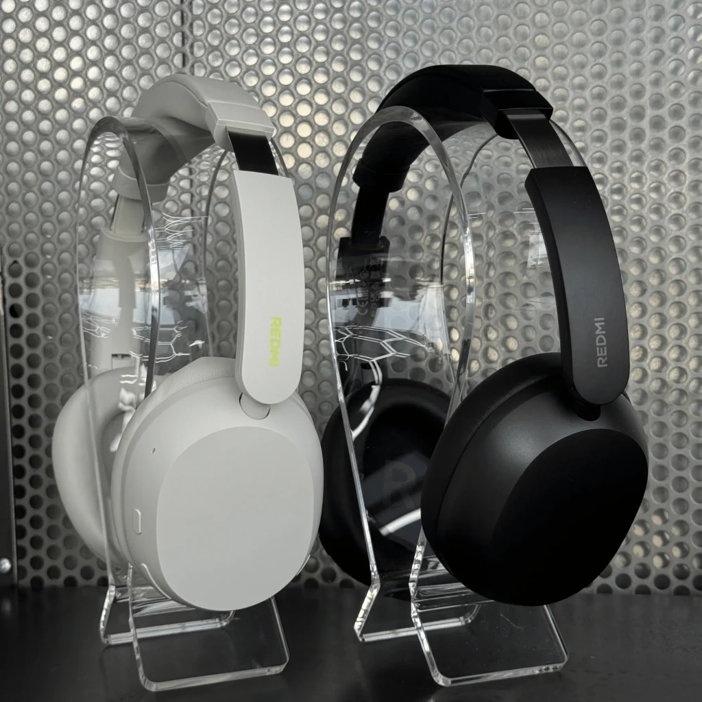 Auriculares Redmi Headphones Neo negros y grises con diadema ajustable, almohadillas over ear, diseño minimalista y controles laterales en soporte acrílico