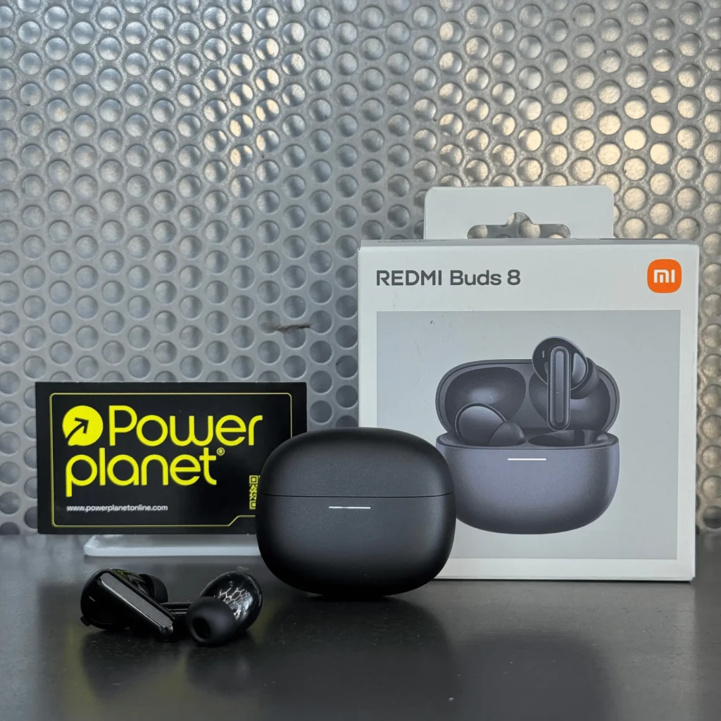 Estuche y auriculares Xiaomi Redmi Buds 8 ANC 50dB en color negro, diseño compacto mate con luz LED frontal; caja del producto y carcasa de carga visibles