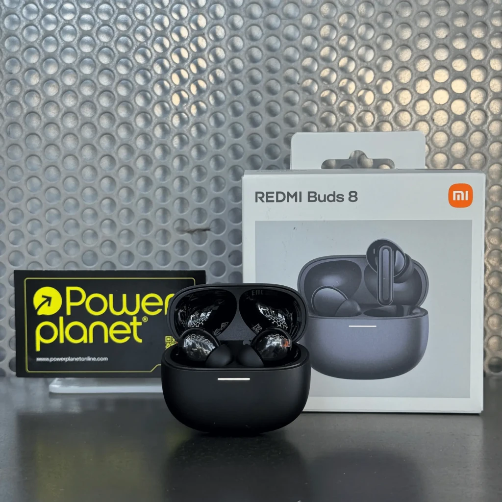 Estuche negro mate con Redmi Buds 8 ANC, tapa brillante y LED frontal; auriculares in-ear con vástago corto y puntas de silicona, diseño compacto y moderno