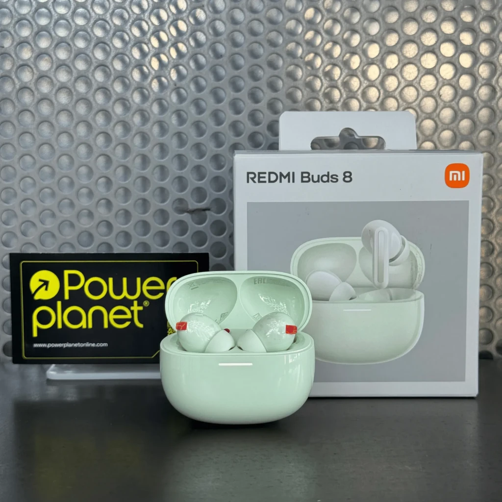 Xiaomi Redmi Buds 8 ANC 50dB en color verde, estuche compacto abierto con auriculares intraurales, diseño minimalista y puntas blancas con detalles rojos