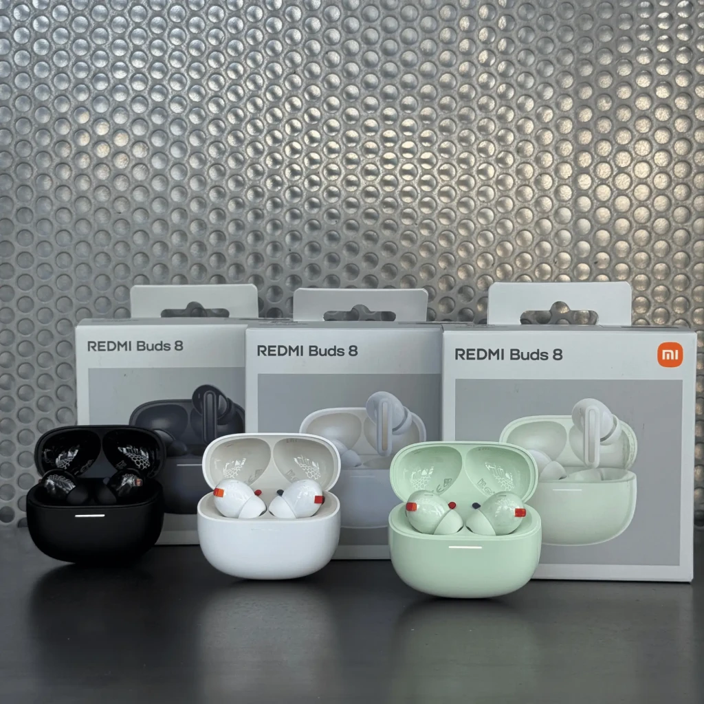 Estuche y auriculares Xiaomi Redmi Buds 8 ANC 50dB en verde menta, diseño compacto con puntas de silicona, acabado mate y LED frontal; cajas en negro, blanco