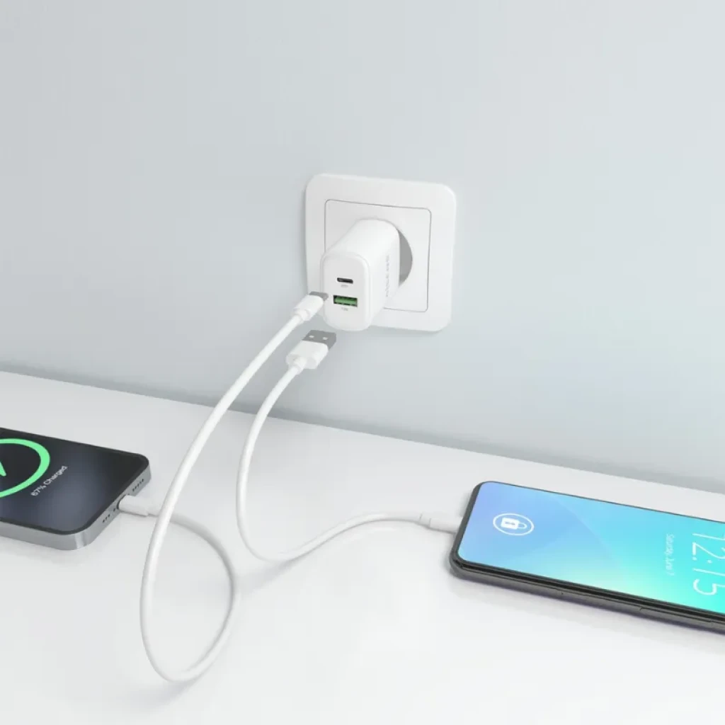 Aisens GaN A110-0909 20W blanco con dos puertos USB C y USB A, diseño compacto enchufado a pared, carga simultánea a dos dispositivos con cables blancos