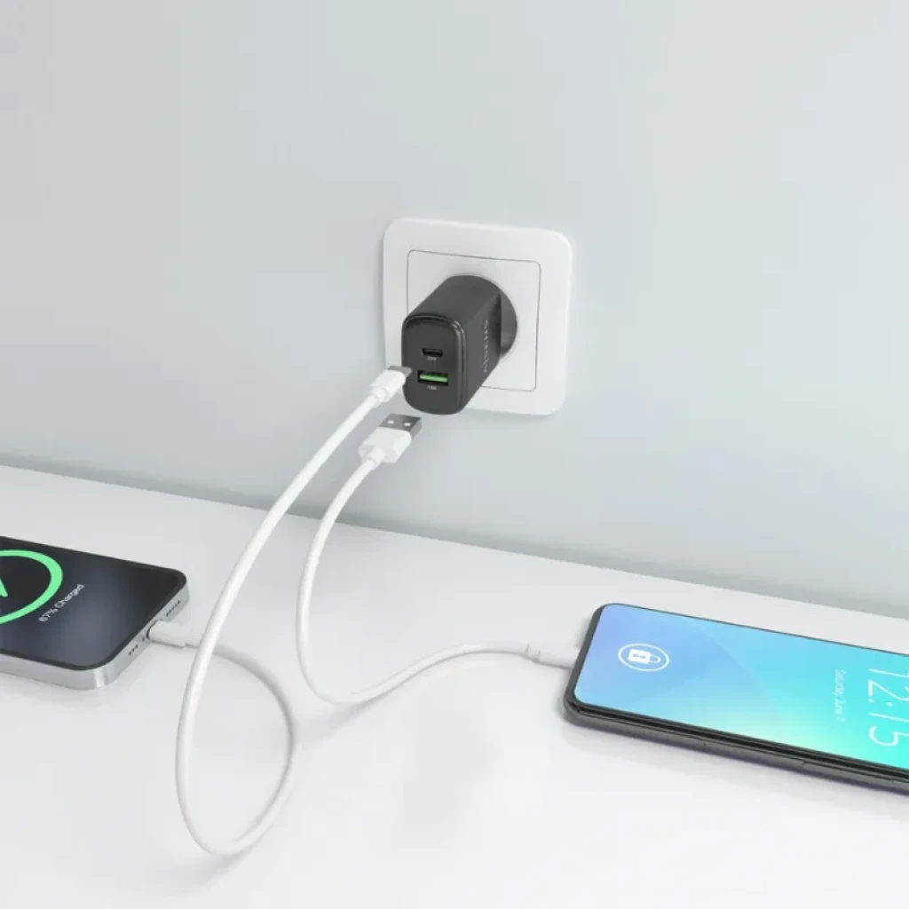 Aisens GaN A110-0910 20 W noir, chargeur mural compact avec ports USB-C et USB-A, indicateur LED vert, deux câbles branchés, design carré discret