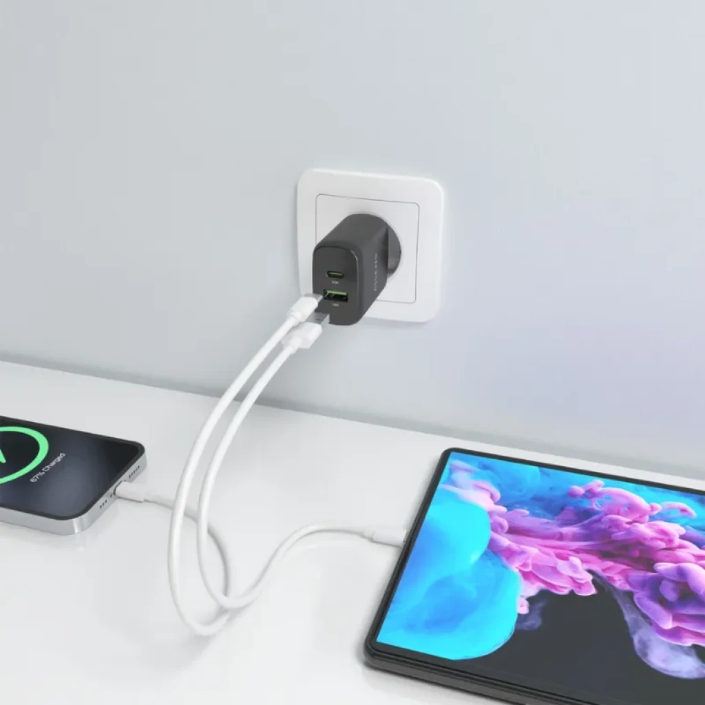 Carregador de parede Aisens GaN A110-0924 preto de 30 W com portas USB-C e USB-A, compacto, ligado à tomada e a carregar telemóvel e tablet com dois cabos