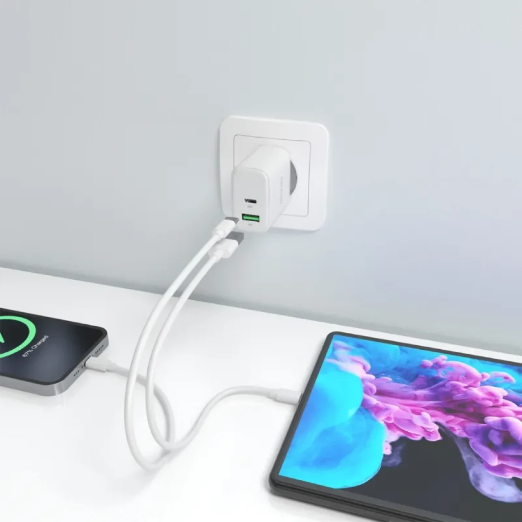 Aisens GaN A110-0971, cargador de pared blanco 45W con puertos USB-C y USB-A; diseño compacto, conectado a toma, carga móvil y tablet simultáneamente