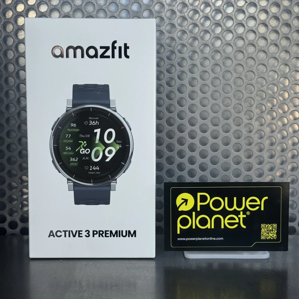 Amazfit Active 3 Premium Aero White con pantalla AMOLED 1.32 táctil, bisel metálico plateado y correa negra; caja del producto visible junto a tarjeta