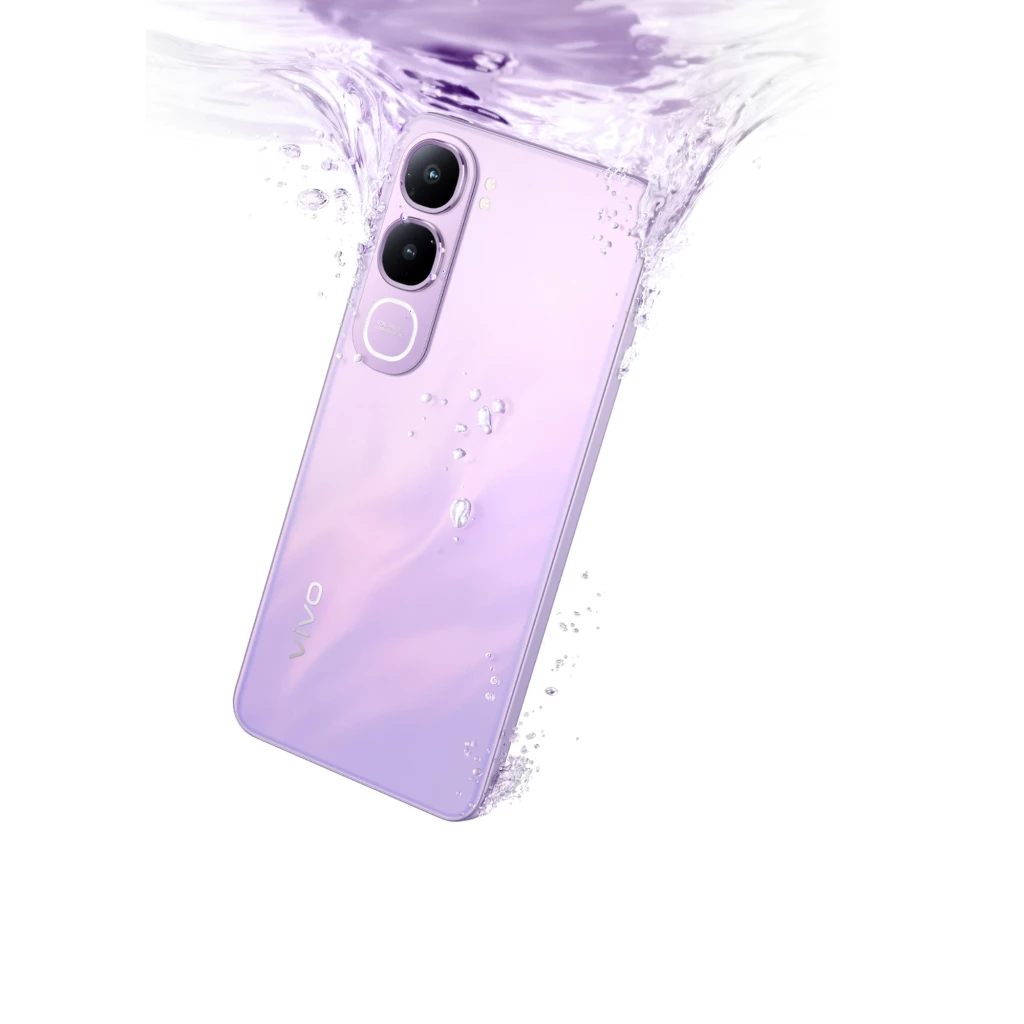 Smartphone Vivo Y21D en color lila con acabado brillante, doble cámara trasera con anillos metálicos, cuerpo delgado y gotas de agua en superficie acuática